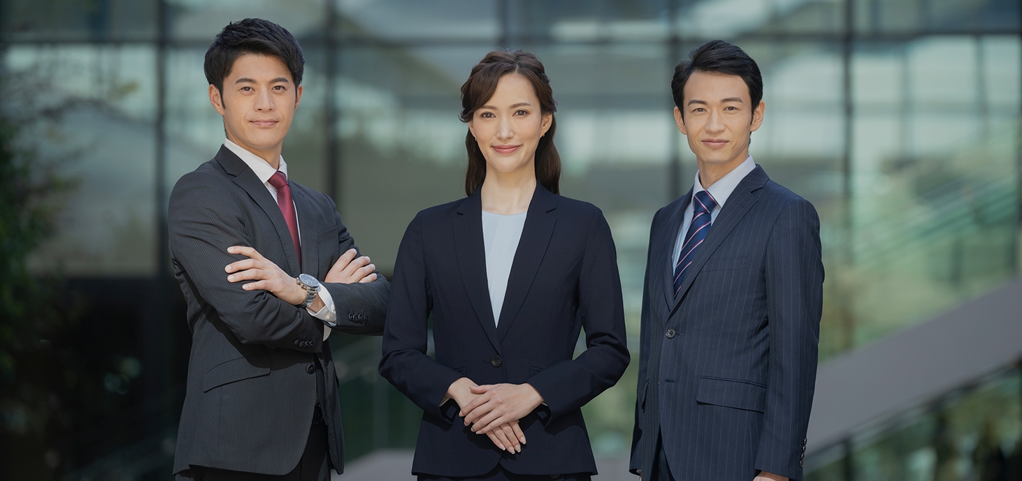 女性一人と男性二人が並んだ写真