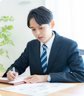 男性が勉強している画像