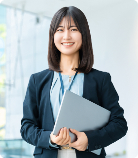 女性が笑顔で正面を見ている画像