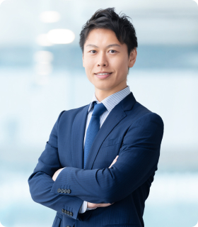 男性が腕を組んで笑顔でいる画像