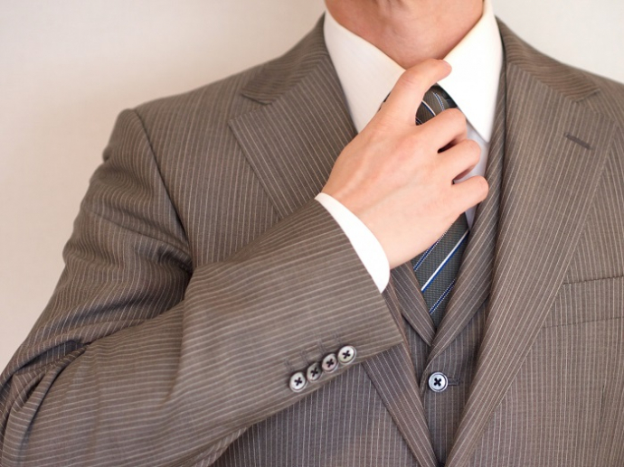 大手税理士法人で働く男性をイメージしたスーツ姿の写真