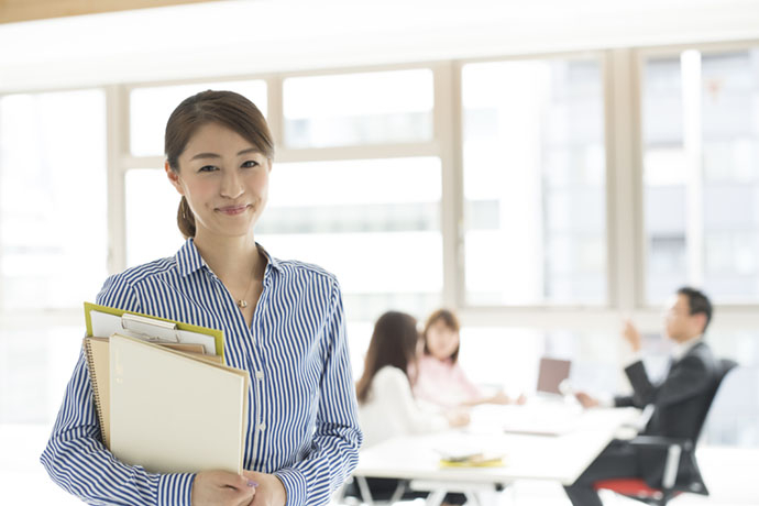 ファイルを持っている女性