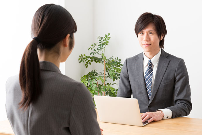 面談をしている男性