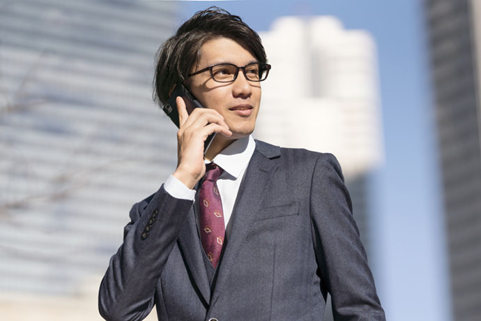 電話をしている人