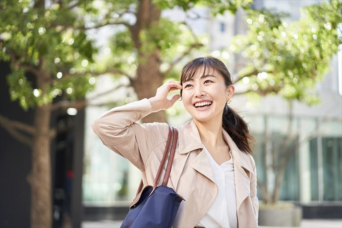 明るい笑顔の女性