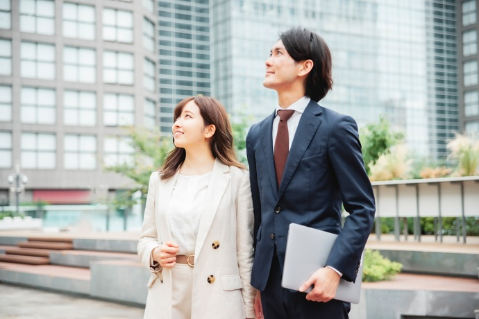 男女が並んでいる