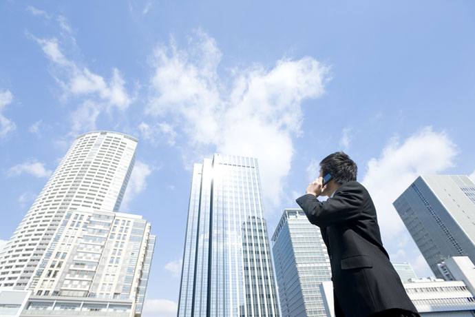 会社に向かうビジネスパーソン