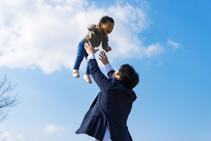 子どもをあやす男性