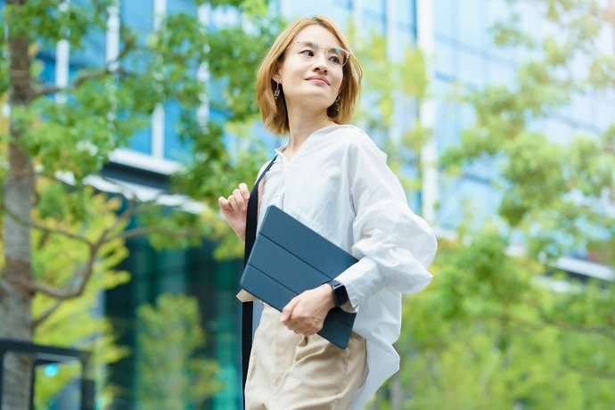 会社の前にいる女性