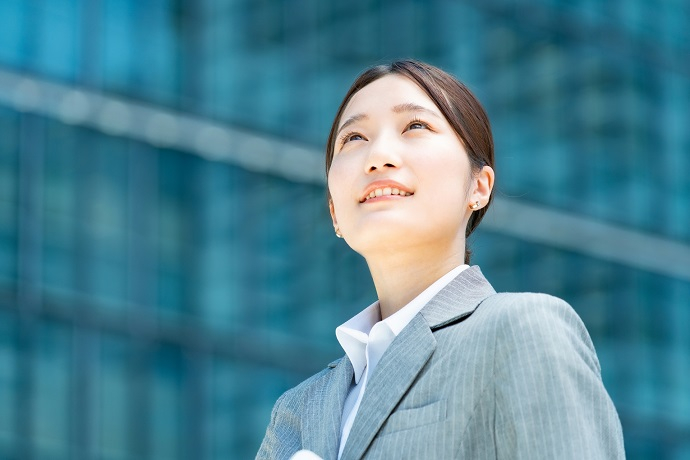 求人票を見て面接に向かう女性