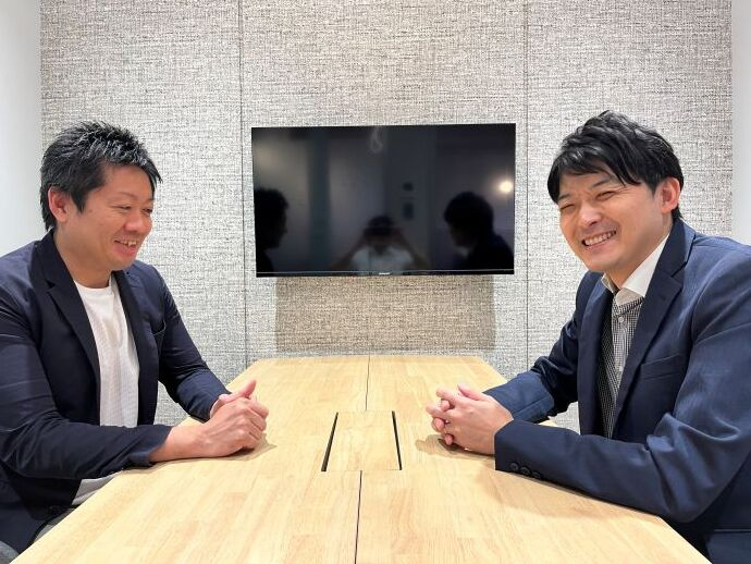 左から代表の橋本剛公認会計士と副代表の岩田恭輔公認会計士